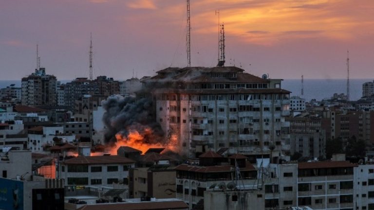 Ισραηλινές επιδρομές κατέστρεψαν τα τρία κτίρια του «Πύργου της Παλαιστίνης» στην πόλη της Γάζας