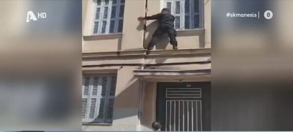 Πάτρα: Αστυνομικός σκαρφάλωσε σε μπαλκόνι για να σώσει ηλικιωμένο