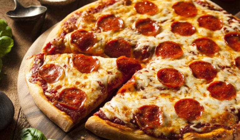 Το μυστικό υλικό στη σπιτική πίτσα που απογειώνει τη γεύση