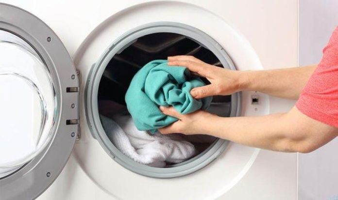 Το αθώο λάθος στο πλυντήριο που μπορεί να καταστρέψει τα ρούχα