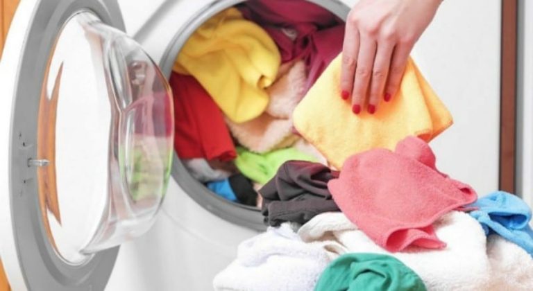Αυτά είναι τα λάθη που όλοι κάνουμε όταν βάζουμε πλυντήριο και καταστρέφουμε τα ρούχα μας