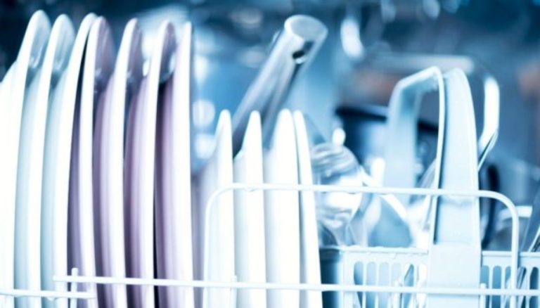 Πλυντήριο πιάτων: 5 λάθη που προκαλούν θαμπάδα στα γυαλικά σας