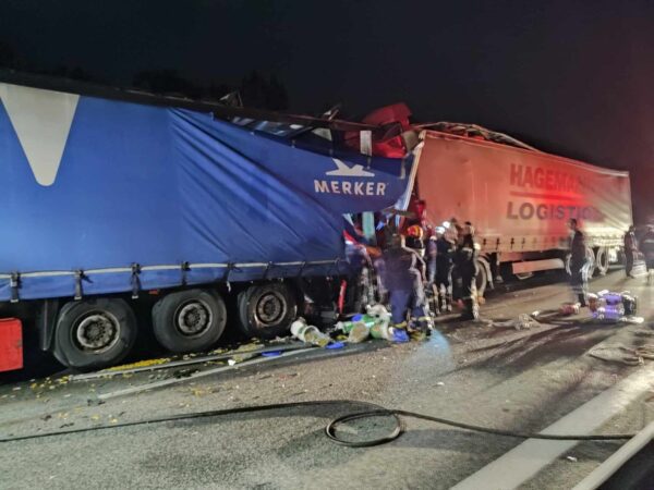 Σφοδρό τροχαίο στον Προμαχώνα- Νταλίκα προσέκρουσε σε άλλη σταθμευμένη