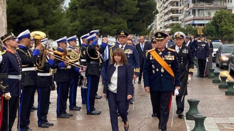 Θεσσαλονίκη: Με την έπαρση της σημαίας στον Λευκό Πύργο άρχισαν οι τριήμερες εορταστικές εκδηλώσεις