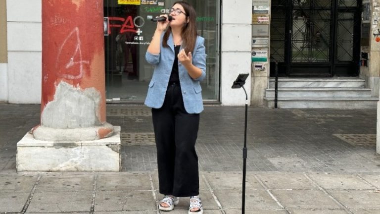 Η Σοφία τραγουδά στην οδό Αριστοτέλους και ονειρεύεται την επιστροφή στην πατρίδα Ουκρανία