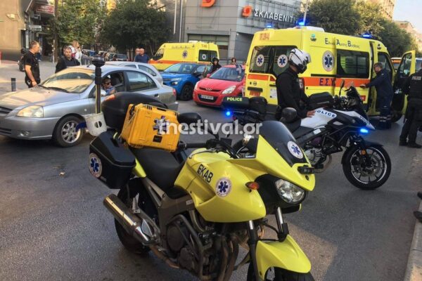 Σοβαρό τροχαίο στο κέντρο της Θεσσαλονίκη: Μοτοσικλέτα παρέσυρε και τραυμάτισε σοβαρά ηλικιωμένη γυναίκα -φωτο