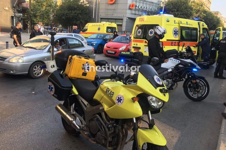 Σοβαρό τροχαίο στο κέντρο της Θεσσαλονίκη: Μοτοσικλέτα παρέσυρε και τραυμάτισε σοβαρά ηλικιωμένη γυναίκα -φωτο