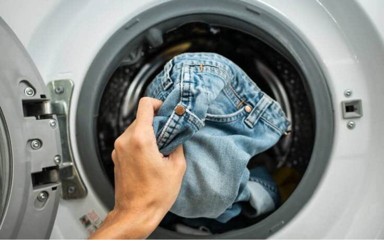 Πώς να πλύνετε σωστά τα τζιν σας- Έξυπνα τιπς για εκπληκτικά αποτελέσματα