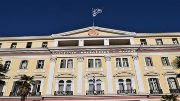 Συγκέντρωση γονέων και κηδεμόνων μαθητών έξω από το Υ.ΜΑ.Θ.