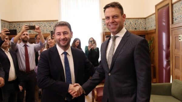 Ν. Ανδρουλάκης- Στ. Κασσελάκης: Συνεννόηση για τις υποθέσεις των υποκλοπών και των Τεμπών