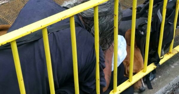 Ο άστεγος που έβγαλε το μπουφάν του στη βροχή, για να σκεπάσει το σκυλί του!