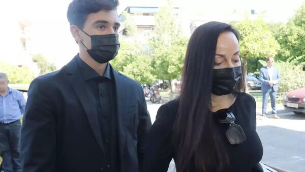 Εγκαταλείπει την Ελλάδα η Βίκυ Τσοχατζοπούλου μαζί με τον 17χρονο γιο της