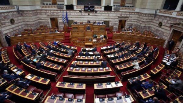Στη Βουλή η συζήτηση για Εξεταστική για τα Τέμπη - Τοποθετήσεις των ειδικών εισηγητών των κομμάτων