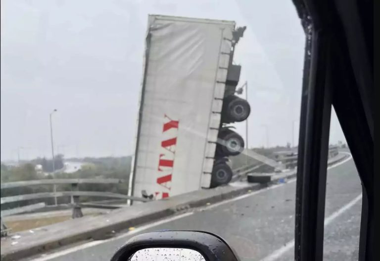 Θεσσαλονίκη: Φορτηγό έπεσε από γέφυρα στην εξωτερική περιφερειακή οδό