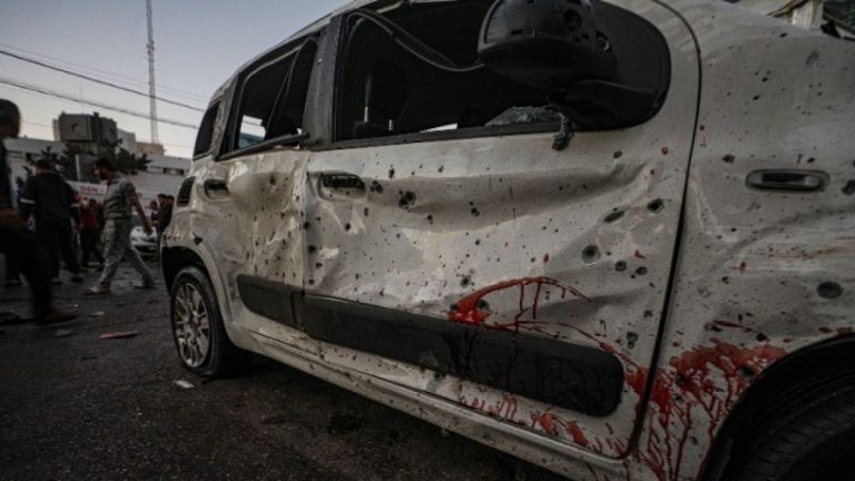 Χαμάς: 13 άνθρωποι σκοτώθηκαν και 26 τραυματίστηκαν από το πλήγμα σε ασθενοφόρο