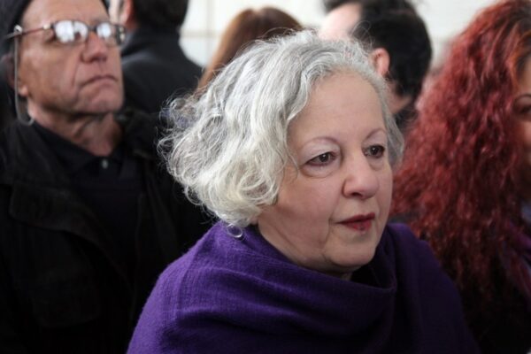 Στη ΓΑΔΑ ο σύζυγος και η κόρη της Ελένης Γερασιμίδου γιατί ύψωσαν παλαιστινιακή σημαία