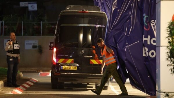 Μεσανατολικό: Αποφυλακίστηκαν 39 Παλαιστίνιοι κρατούμενοι - Στο Ισραήλ οι όμηροι που απελευθερώθηκαν