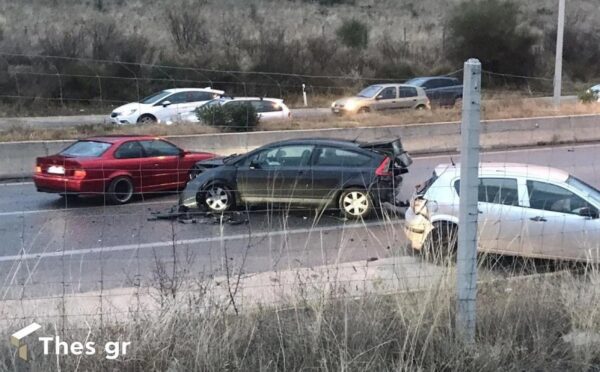 Καραμπόλα πέντε οχημάτων στον περιφερειακό της Θεσσαλονίκης – video & φωτογραφίες