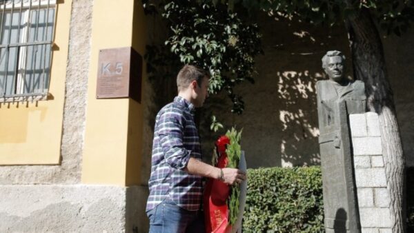 Στεφάνι στο μνημείο του ΕΑΤ ΕΣΑ κατέθεσε ο Στ. Κασσελάκης