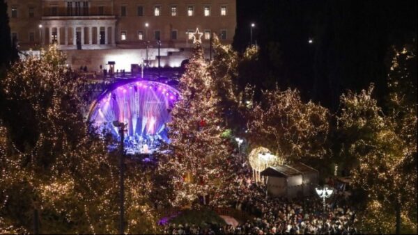 Το Χριστουγεννιάτικο δέντρο άναψε και φωτίζει την Αθήνα