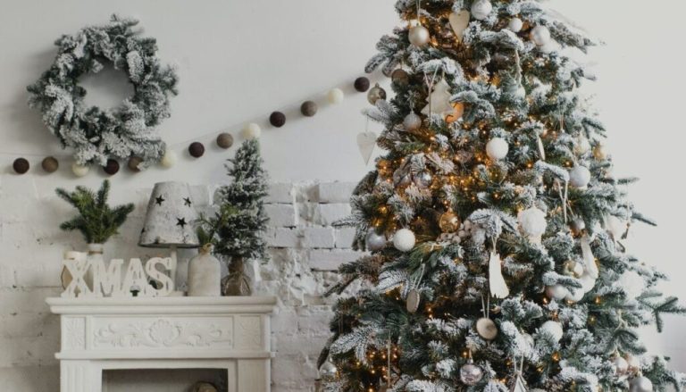 8 Tips για να ανανεώσετε τον στολισμό στο Χριστουγεννιάτικο σας δέντρο