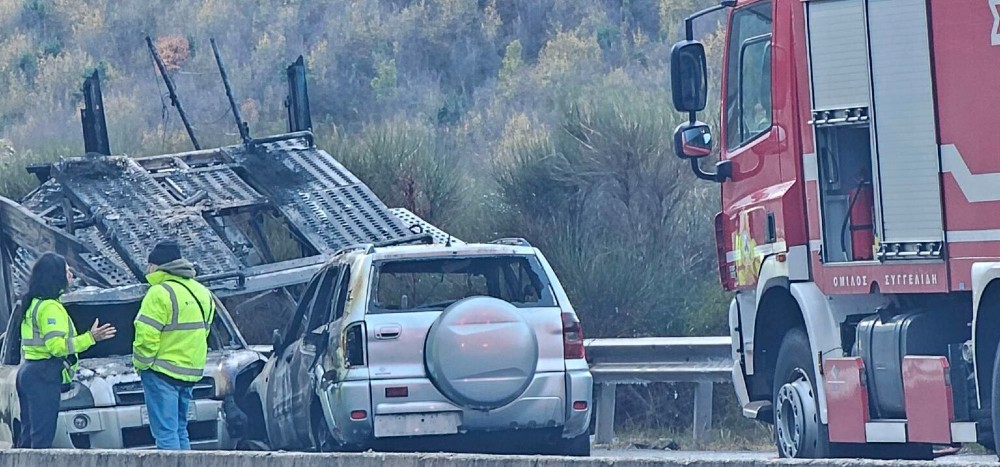 Κοζάνη: Στις φλόγες νταλίκα που μετέφερε οχήματα (φωτο & video)