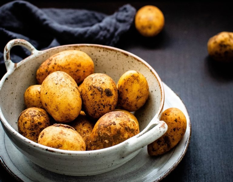 Το έξυπνο κόλπο για να ξεφλουδίζετε εύκολα τις πατάτες χωρίς αποφλοιωτή