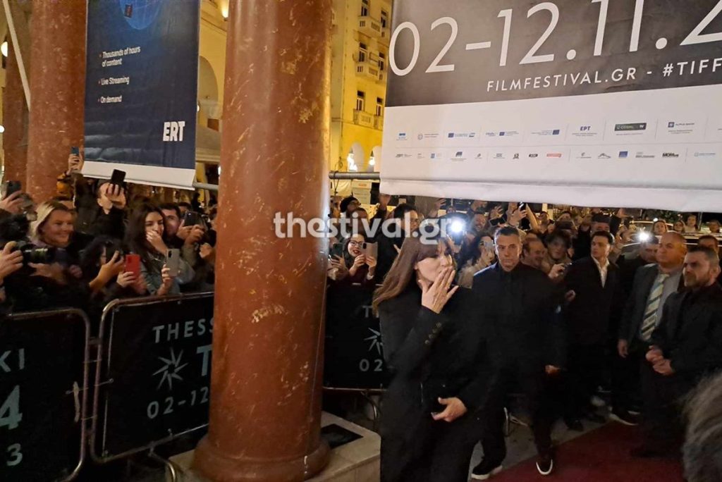 Η Μόνικα Μπελούτσι περπάτησε στο κόκκινο χαλί του 64ου Φεστιβάλ Κινηματογράφου Θεσσαλονίκης -video-