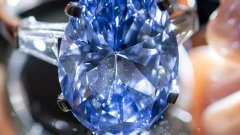 Εντυπωσιακό μπλε διαμάντι πουλήθηκε στην τιμή των 41 εκατ. ευρώ σε δημοπρασία του οίκου Christie’s