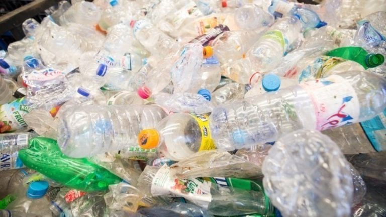 Οργανώσεις καταναλωτών καταγγέλουν στην ΕΕ μεγάλους παραγωγούς πλαστικών μπουκαλιών νερού για «πράσινο ξέπλυμα»
