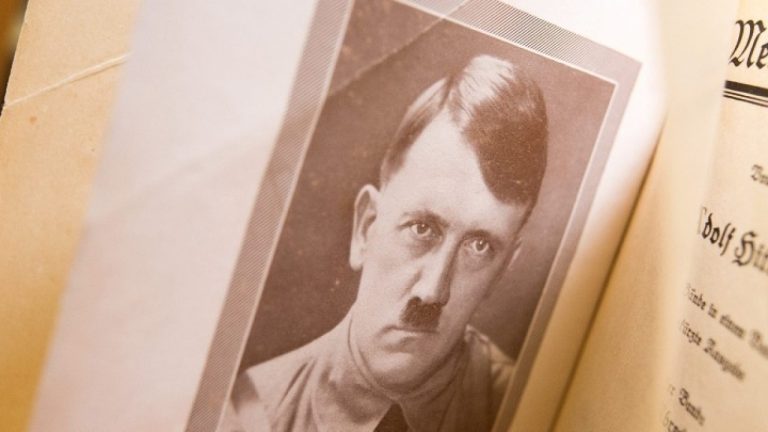 Η γενέτειρα του Αδόλφου Χίτλερ, εξακολουθεί να τιμά ναζί