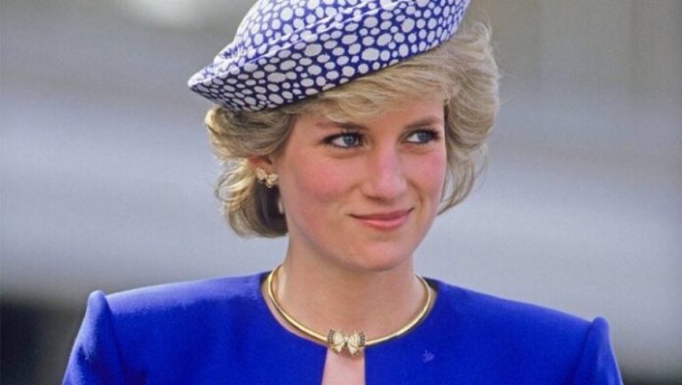Η Νταϊάνα φόρεσε το πουκάμισο το 1981 για φωτογράφιση, με την οποία ανακοίνωνε επίσημα τον αρραβώνα της με τον τότε πρίγκιπα Κάρολο, διάδοχο του βρετανικού θρόνου, νυν βασιλιά του Ηνωμένου Βασιλείου.