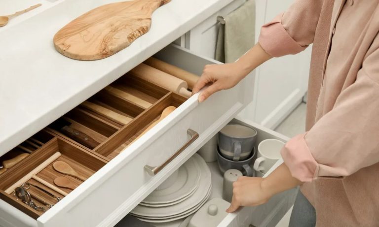 Πράγματα που δεν πρέπει να αποθηκεύετε στα χαμηλά ντουλάπια της κουζίνας