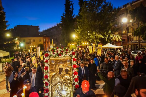 Πάνδημος υποδοχή της ιεράς εικόνας της Θεοτόκου της «Εικοσιφοινίσσης» στις Σέρρες