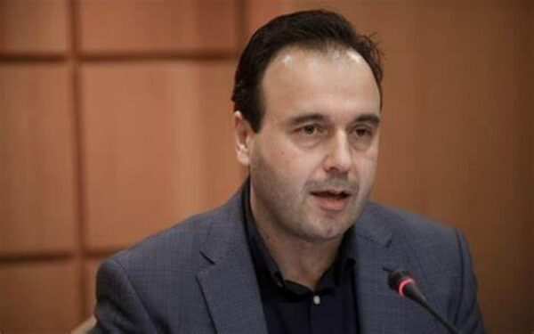 Είναι σχεδόν έτοιμη η ψηφιακή πλατφόρμα, προέκυψε από το νομοσχέδιο για τα ζώα συντροφιάς σε συνεργασία με το υπουργείο, μέσα στον Δεκέμβριο θα βγει και θα παρουσιαστεί, η οποία συνδέει πλέον όλους όσοι εμπλέκονται με τα ζώα συντροφιάς, κτηνιάτρους, καταφύγια, δήμους, Περιφέρειες, τους ίδιους τους πολίτες.