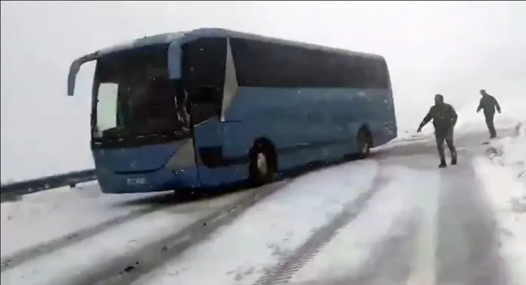 Ολοκληρώθηκε ο απεγκλωβισμός των 45 επιβατών που επέβαιναν σε λεωφορείο που ακινητοποιήθηκε στο χιονοδρομικό Καϊμακτσαλάν