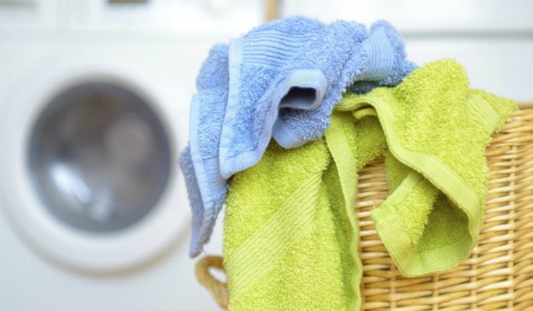Βαφή μαλλιών: Πώς να τη βγάλετε από πετσέτες και ρούχα