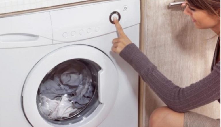 Φωτο: Πού πηγαίνουν οι κάλτσες όταν χάνονται στο πλυντήριο