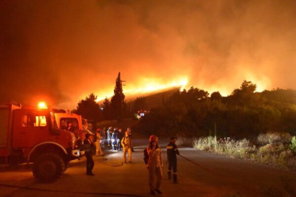 Η φωτιά εκδηλώθηκε σε χορτολιβαδική έκταση και η επιχείρηση κατάσβεσης, στην οποία συμμετείχαν 10 πυροσβέστες που έσπευσαν με τέσσερα οχήματα, ολοκληρώθηκε τα ξημερώματα.