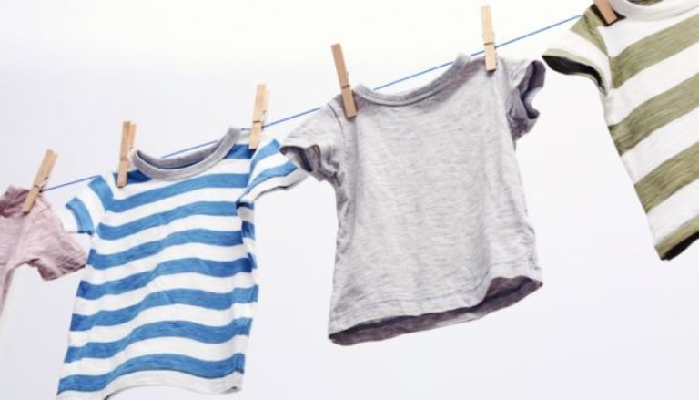 Στεγνώστε τα ρούχα σας χωρίς στεγνωτήριο με μια έξυπνη μέθοδο