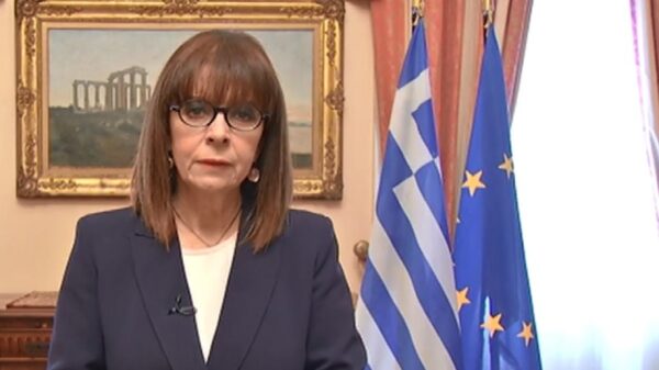 Η κυρία Σακελλαροπούλου τους εξέφρασε την ευγνωμοσύνη και τις ευχαριστίες της Πολιτείας για τη γενναιόδωρη προσφορά των δωρητών στον τόπο τους.