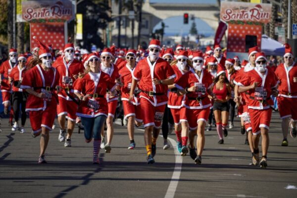 Το Santa Run Komotini διοργανώνεται με την υποστήριξη του Δήμου Κομοτηνής, της Σχολής Επιστήμης, Φυσικής Αγωγής και Αθλητισμού του ΔΠΘ.