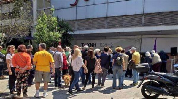 Για ποτό με τους βουλευτές του ο Στ. Κασσελάκης