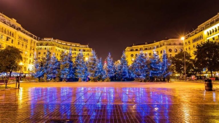 Αντίστροφα μετράει πλέον η Θεσσαλονίκη για την έλευση των φετινών Χριστουγέννων, καθώς σήμερα έφτασε στην πλατεία Αριστοτέλους από το Παλαιοχώρι της Χαλκιδικής το πανύψηλο έλατο, ύψους 17 μέτρων.