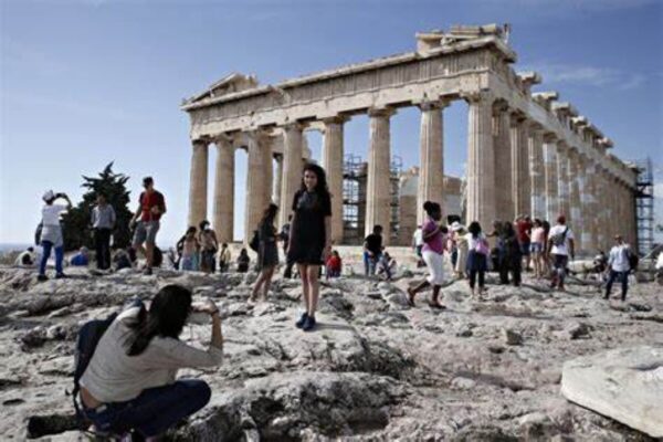 «Έκπληξη εξακολουθεί να προκαλεί στους τουριστικούς πράκτορες η ταχύτητα με την οποία γίνονται “ sold out” οι εκδρομές σε εξωτικά και πραγματικά μακρινά μέρη, όπως -μεταξύ άλλων- η Τυνησία, η Ταϊλάνδη, το Βιετνάμ, ο Καναδάς, η Νέα Υόρκη και το χωριό του Άι Βασίλη, στη Λαπωνία.