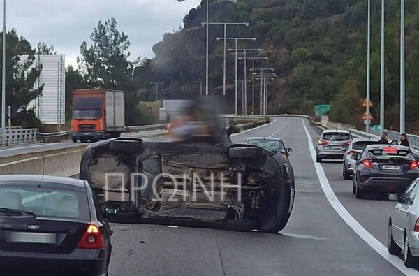 Καβάλα: Εκτροπή και ανατροπή αυτοκινήτου στην Εγνατία Οδό- φωτογραφίες