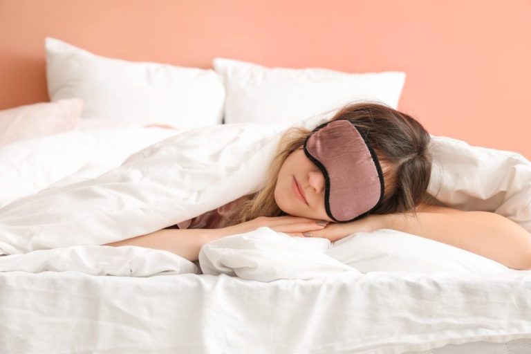 Η χειρότερη στάση ύπνου για το δέρμα- Προκαλεί ρυτίδες