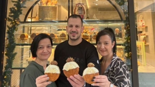 Τρία αδέρφια ζαχαροπλάστες από τη Θεσσαλονίκη πήραν ...το νταμπλ στο μελομακάρονο