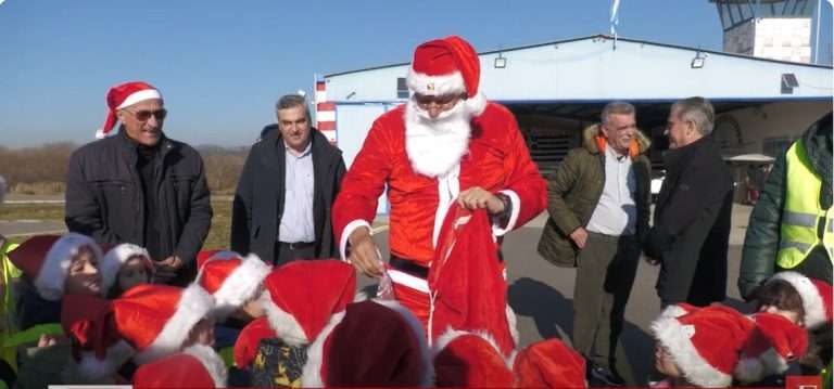 Με αεροπλάνο έφτασε ο Άγιος Βασίλης και μοίρασε δώρα στα παιδιά στην Αερολέσχη Σερρών