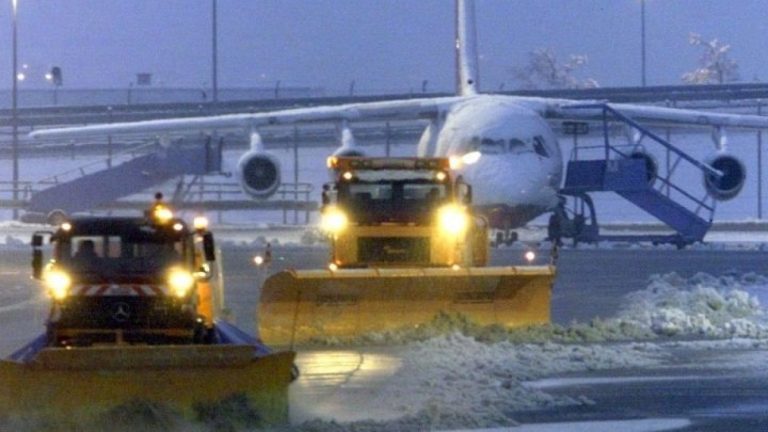 Δεκάδες πτήσεις από και προς το αεροδρόμιο Σίπχολ του Άμστερνταμ ματαιώθηκαν λόγω χιονόπτωσης